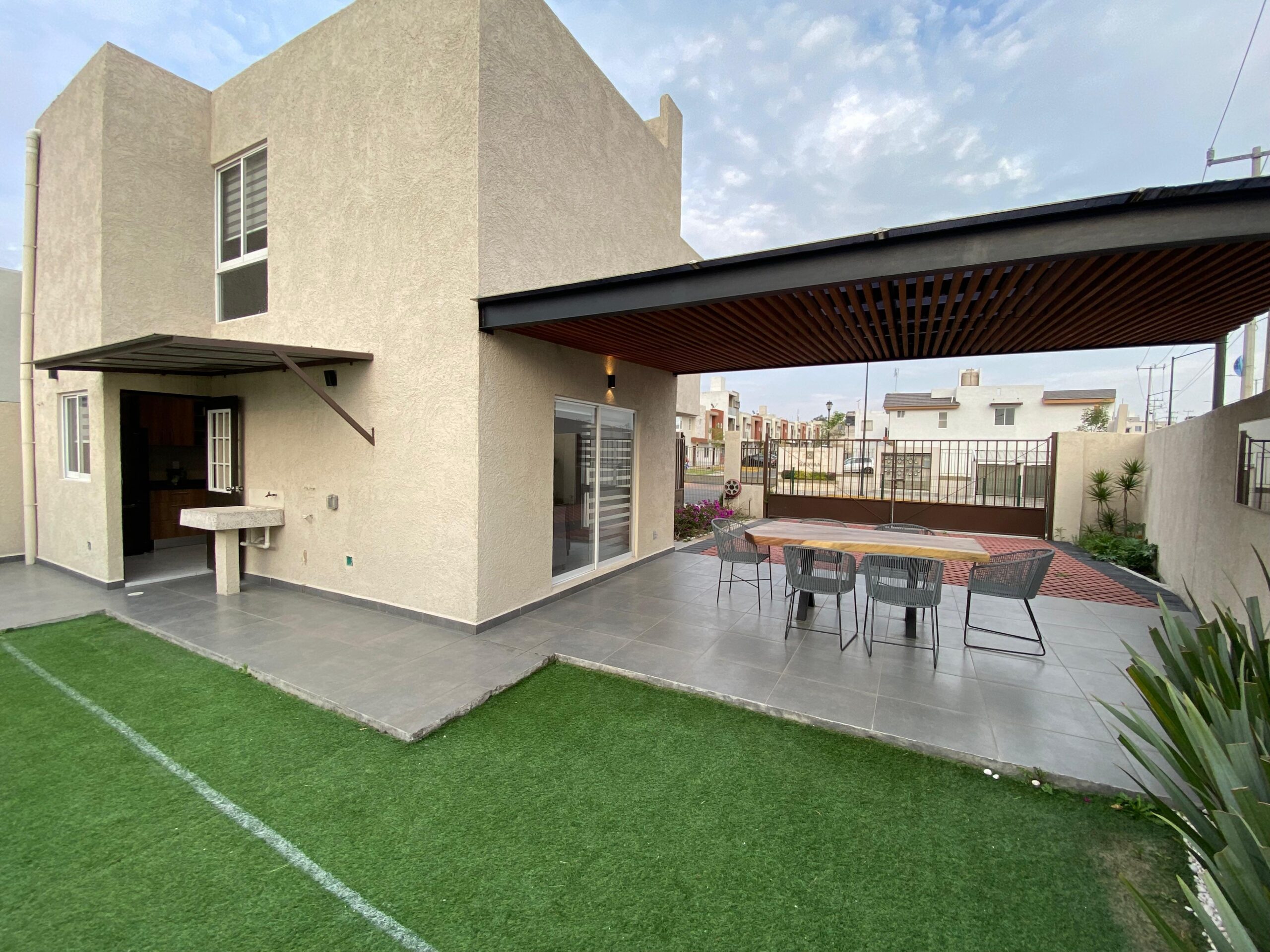 Casa con jardín y patio trasero nueva